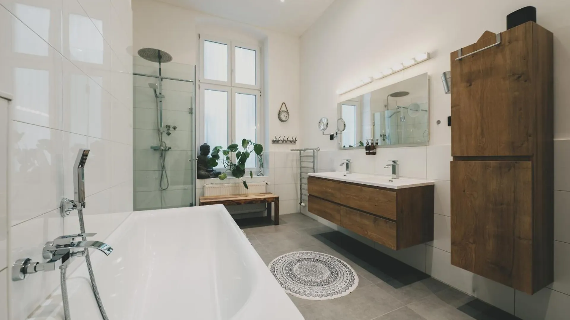Apartamento Altbau-Loft Fuer 12 Personen Am Alexanderplatz Berlín